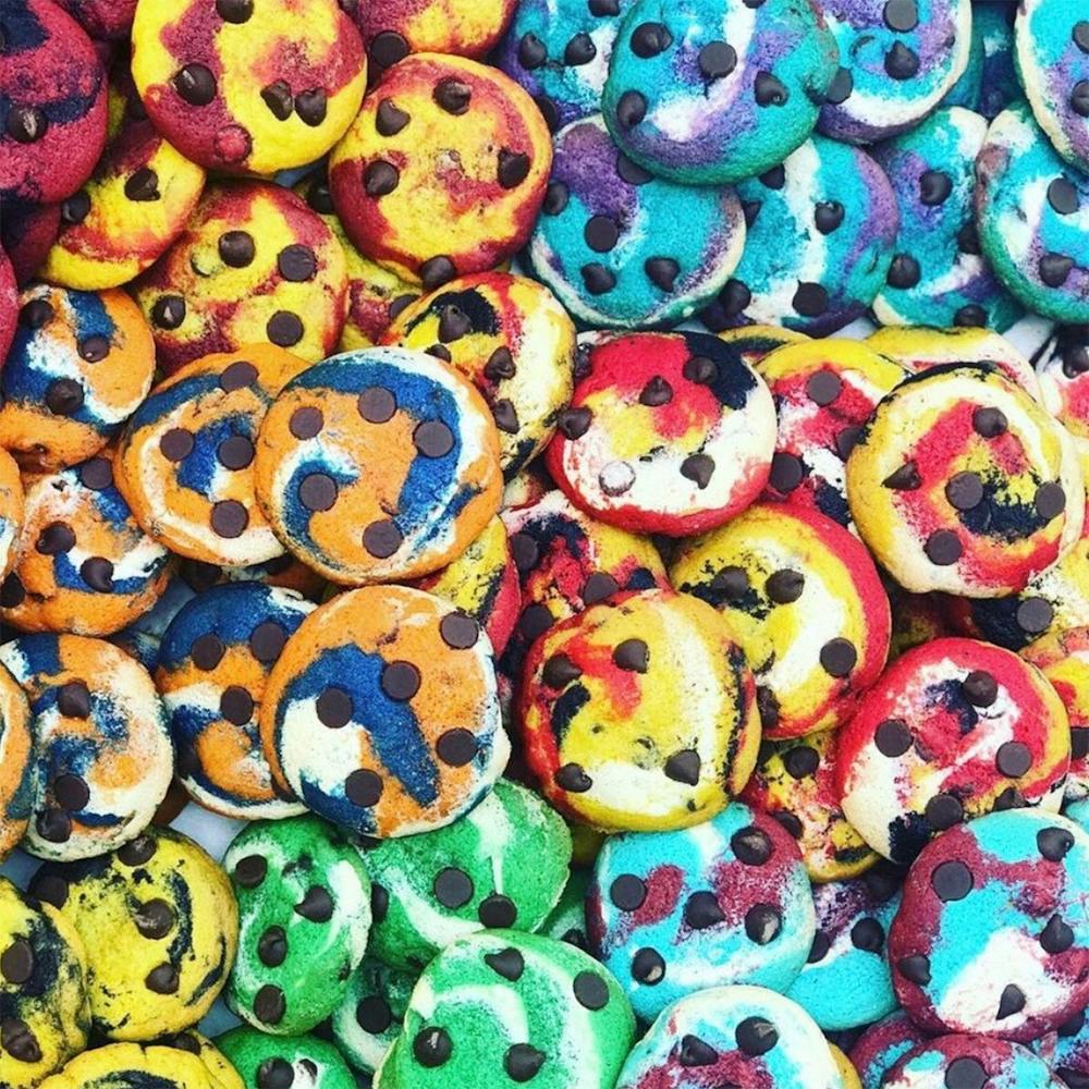 Baked-in-Color-Game-Day-Chocolate-Chip-Cookie-Gift-Tin-CYO-20Pack