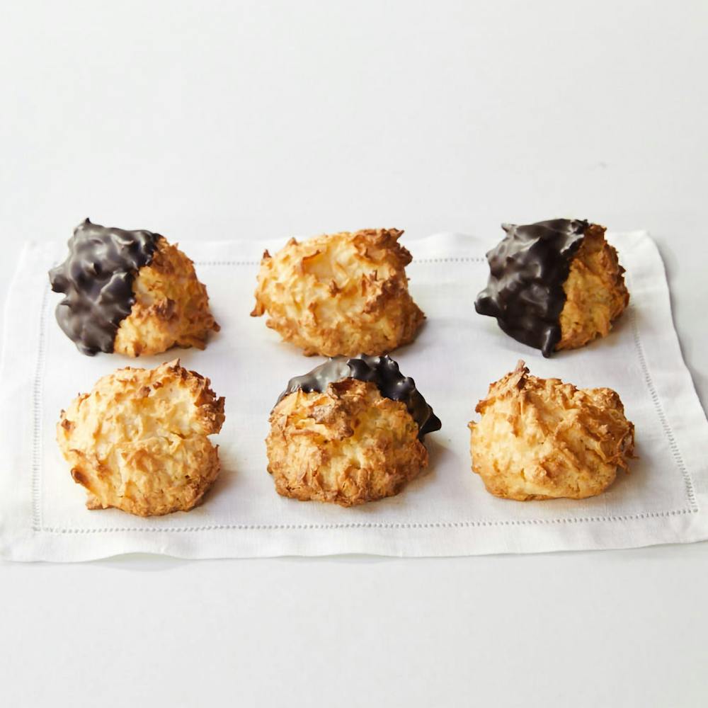 Eli-Zabar-Chocolate-Coconut-Macaroons-2