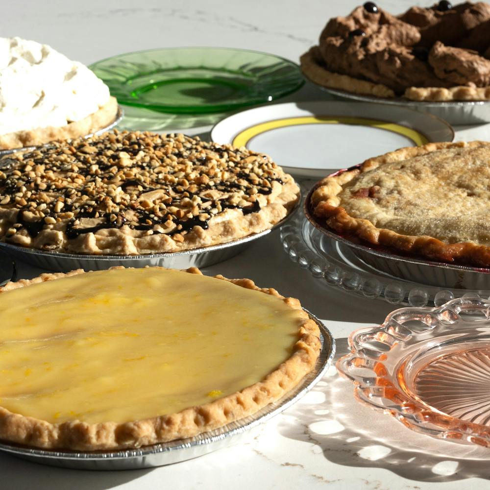 Stockholm_Pie_Whole_pie_ensemble_with_dishes-2-1