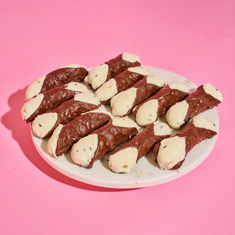 Venieros-Chocolate-Cannoli-1