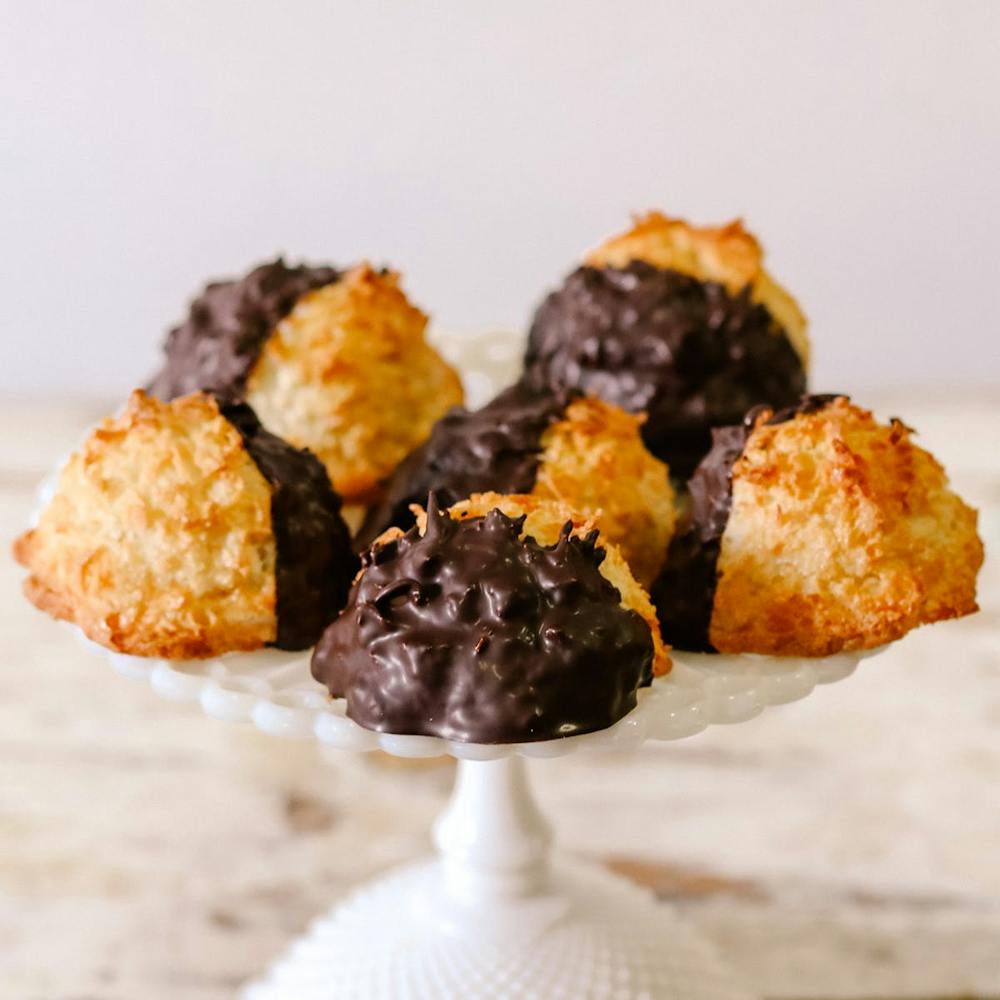 chocolate-dipped-macaroons.b2db0ddc831de705e6e6cb61d1f1e62e