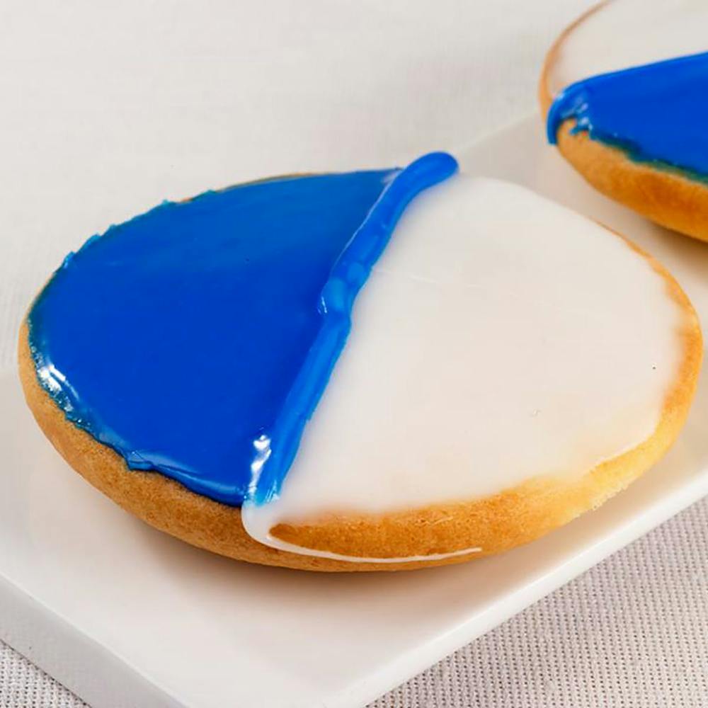 famous-giant-blue-and-white-cookies.344e658ab5c37f45c0921ac970dc294f