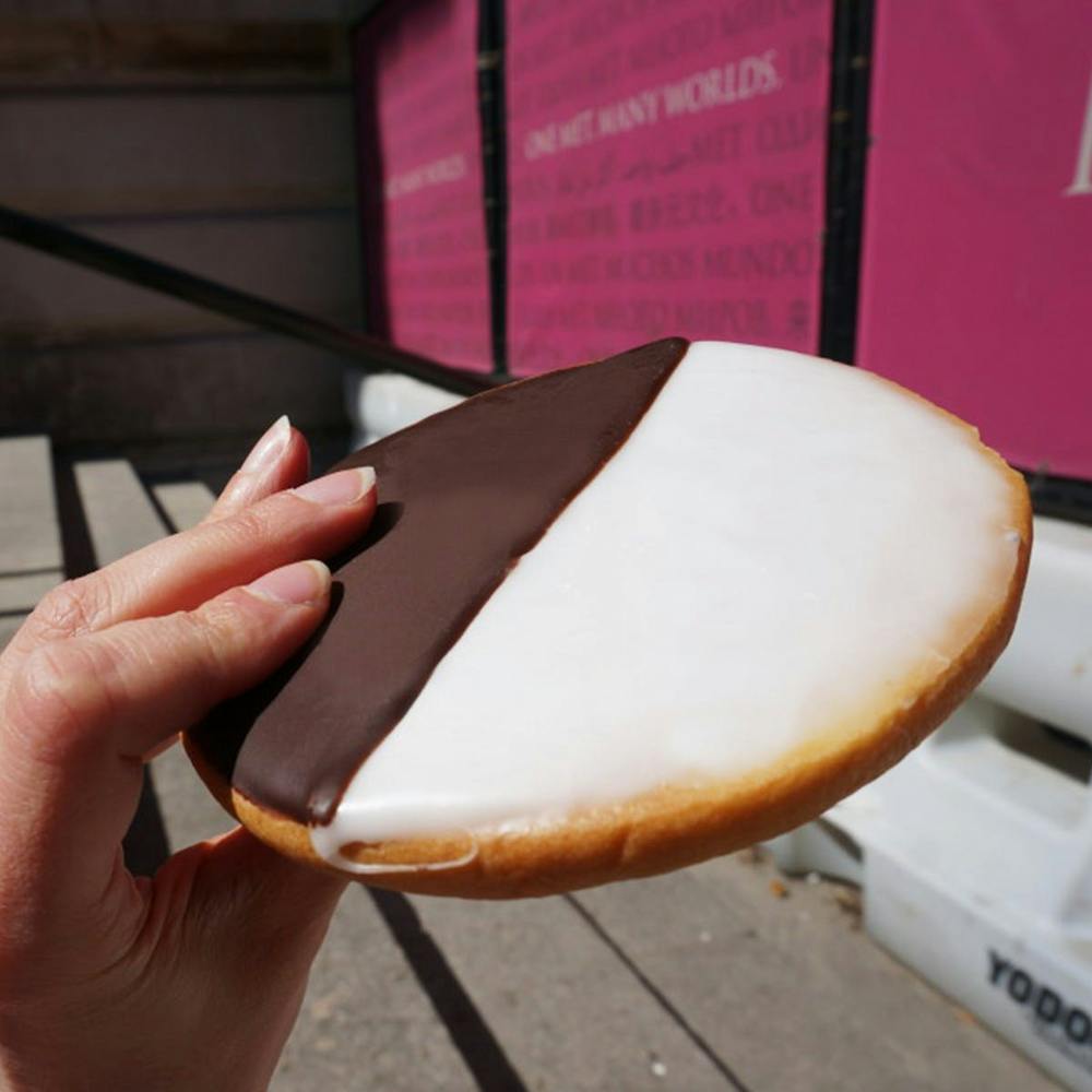 famous-giant-gluten-free-black-and-white-cookies.c6fea0cc283bdfee2e33384ff162158b