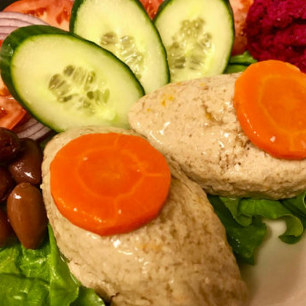 gefilte-fish-with-horseradish.4179030f53e088f8622197d199b0aedb