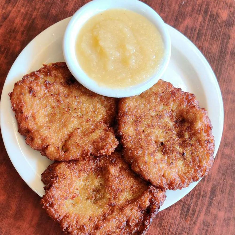 kosher-latkes-apple-sauce.4e76b9688c7f25ce7ec8f00eb4e3519b