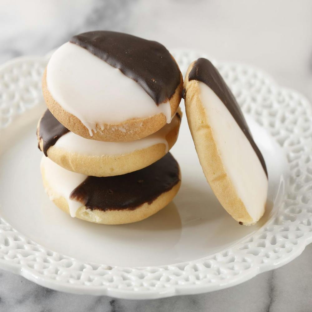 mini-black-and-white-cookies-18-pack.010d746f5308828a2f64730a2e414124