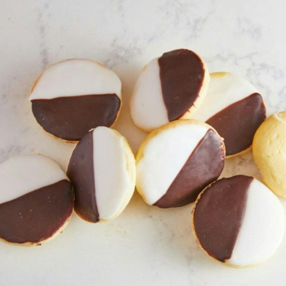 mini-black-and-white-cookies.7064c60d7c76716028eda46958287795