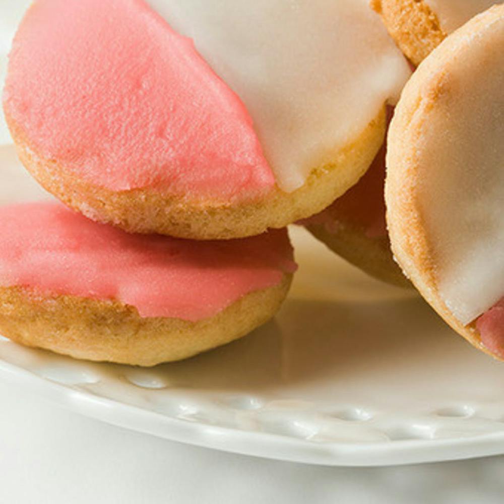mini-pink-and-white-cookies.6c33ed68ed642e36c102727b9244fc4d