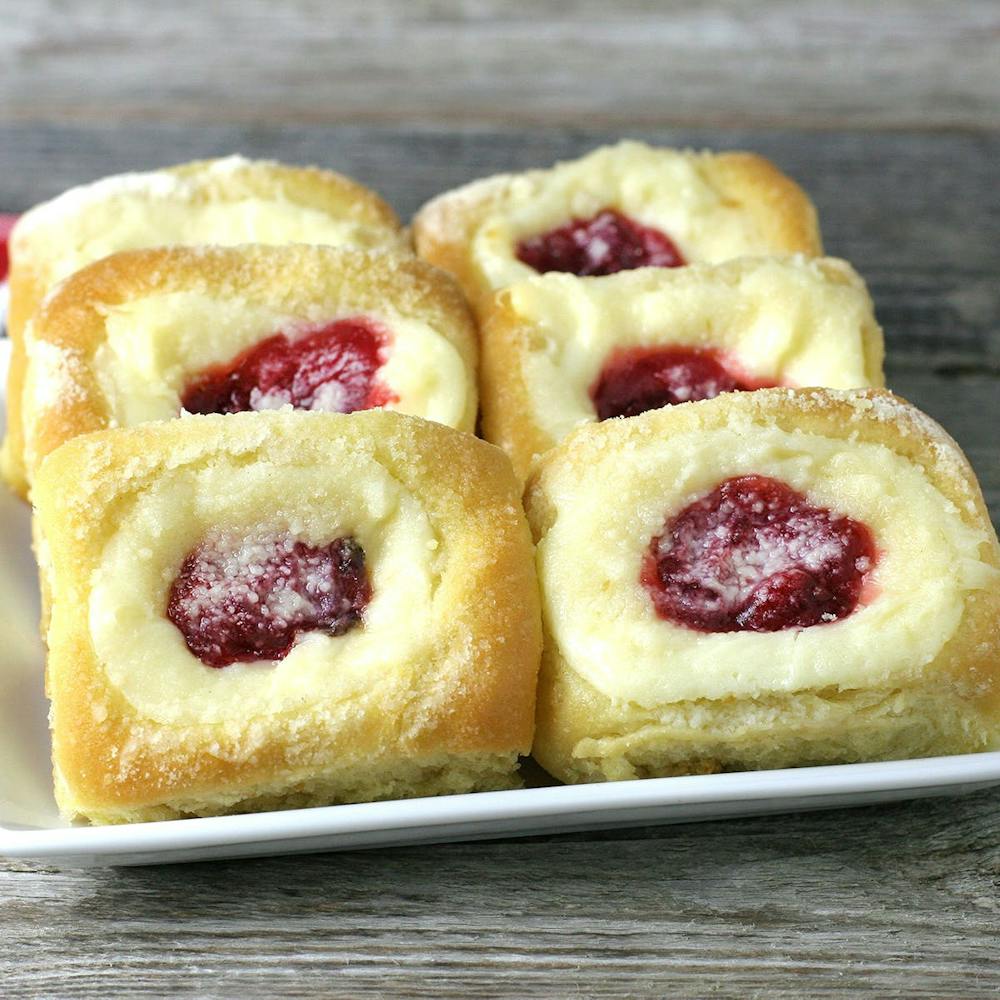 strawberry-cream-kolaches.b54ac6f6c5e4ffe271fb5f7a214d1d76
