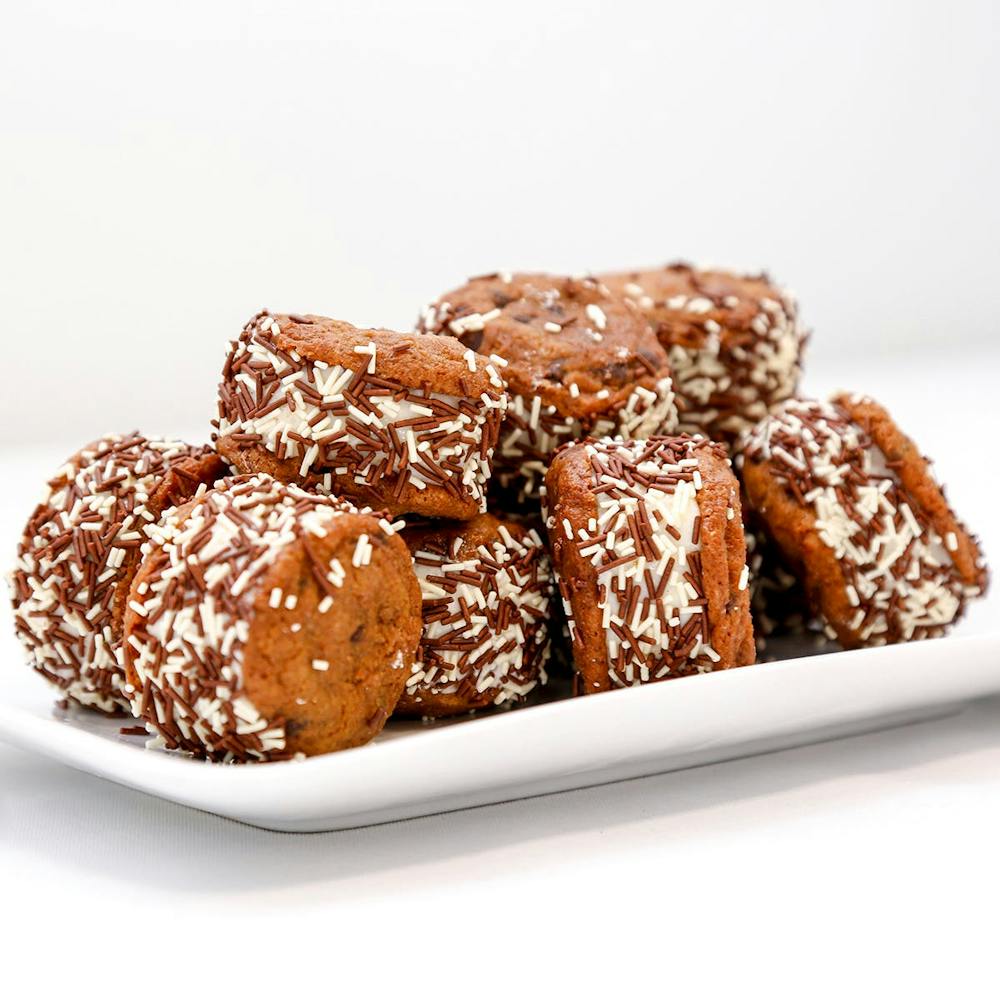 vanilla-mini-ice-cream-sandwiches-16-pack.e1c561bf4cdf8466a5560f15e2c8bea3
