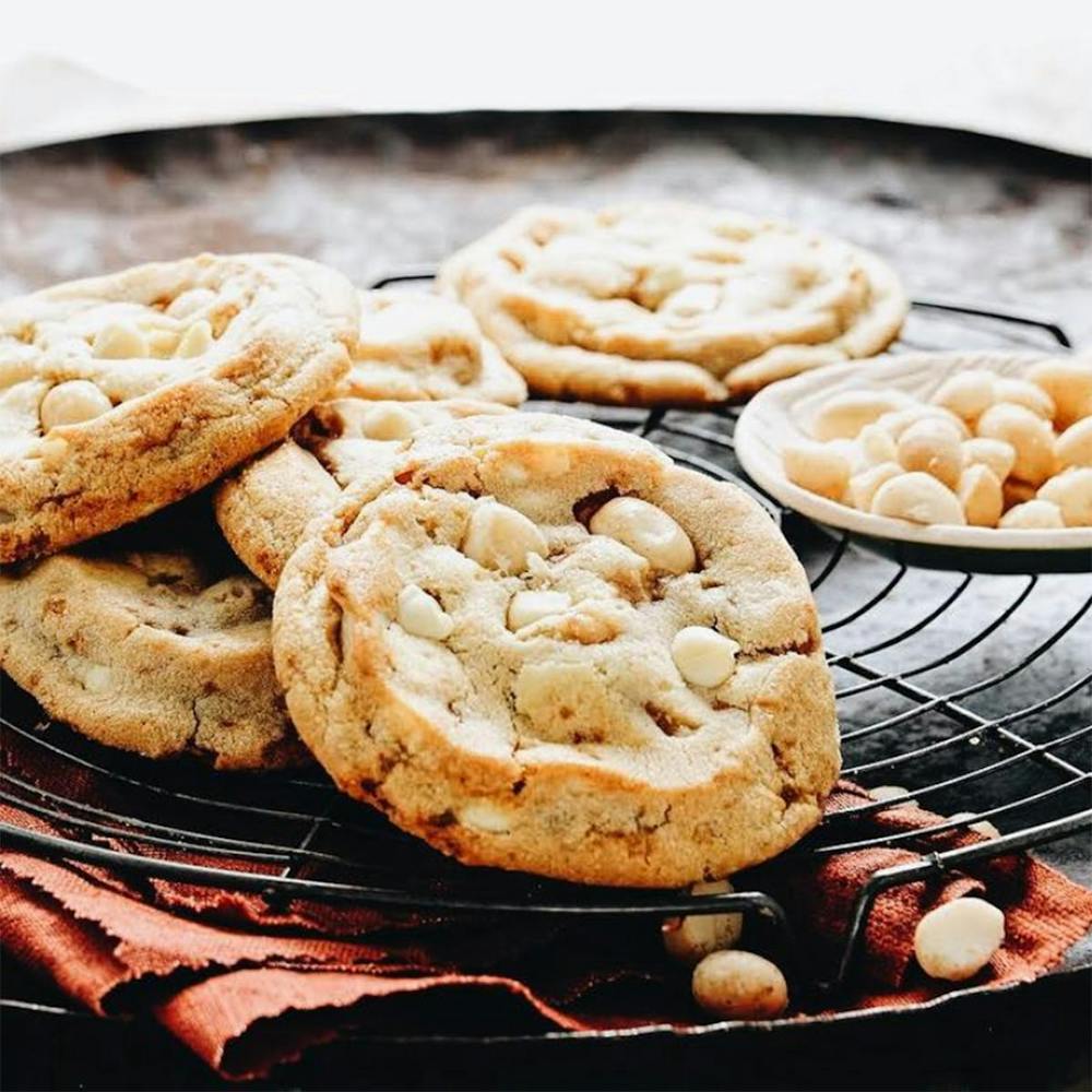white-chocolate-macadamia-nut-cookie-tin-10-pack.e0233cc56136cda75cde108bf2bdb9d0